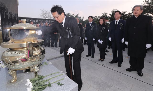 심재철 국회 부의장이 김영삼 전 대통령 서거 2주기인 22일 서울 동작구 국립서울현충원에서 참배하고 있다. 연합뉴스