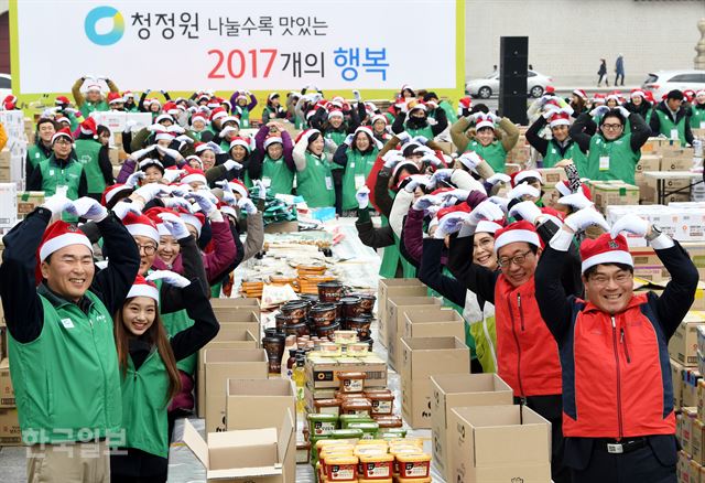 대상(주) 임직원과 청정원 주부봉사단원들이 28일 서울 광화문 광장에서 열린 '청정원 나눌수록 맛있는 2017개 행복' 나눔행사에서 하트를 만들고 있다. 이날 참가자들은 소외계층에 전달될 대상의 장류, 조미료 등 27종으로 구성된 2017개의 나눔 선물상자를 포장했다.배우한 기자