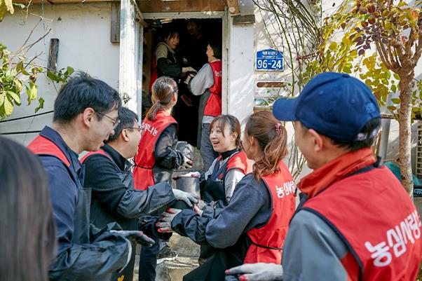 농심의 사회공헌단이 에너지 빈곤층 밀집지역을 찾아 ‘사랑의 연탄배달’ 봉사를 하고 있다.