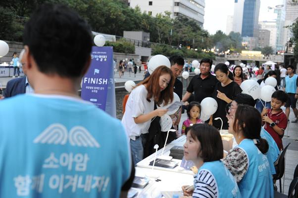 동양생명이 한국백혈병어린이재단과 함께 지난 9월 9일 서울 청계천에서 진행한 소아암 인식개선 캠페인.