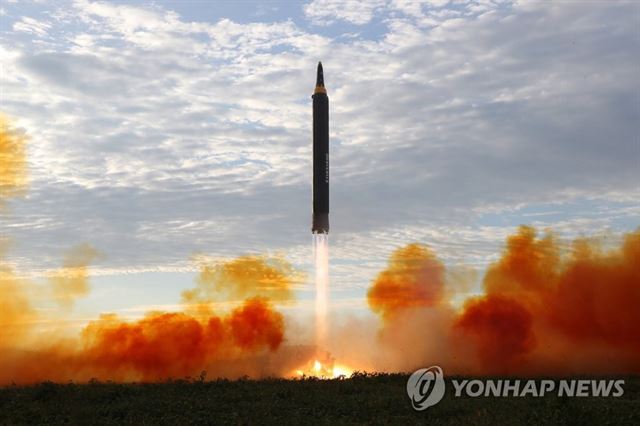 북한이 29일 새벽 평안남도 평성 일대에서 동쪽으로 대륙간탄도미사일(ICBM)급으로 추정되는 장거리 탄도미사일을 발사했다. 사진은 북한이 9월 16일 공개한 중장거리탄도미사일(IRBM) 화성-12형 발사 장면. 연합뉴스