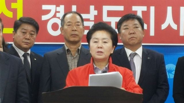 김영선 전 국회의원(자유한국당)이 29일 경남도청프레스센터에서 경남지사 선거 출마선언을 하고 있다. 김영선 전 의원 제공