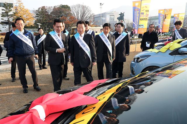 안상수 창원시장이 29일 창원광장에 전시된 한국지엠 창원공장에서 생산한 승용차를 둘러보고 있다. 창원시 제공