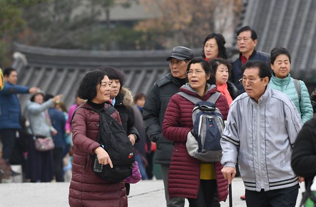 28일 오후 중국인 관광객들이 서울 한옥마을을 관람하고 있다. 중국의 관광분야를 담당하는 주무부처인 국가여유국은 이날 열린 회의에서 베이징(北京)시와 산둥(山東)성에 한해 지난 3월부터 사드(고고도미사일방어체계, THAAD) 관련 주요 보복 조치 중 하나인 한국단체관광 제한을 풀었다 / 류효진기자