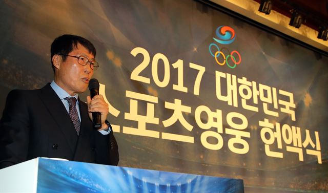 차범근 전 축구 대표팀 감독이 29일 서울 올림픽파크텔에서 열린 2017 대한민국 스포츠영웅 헌액식에서 수상 소감을 말하고 있다. 연합뉴스