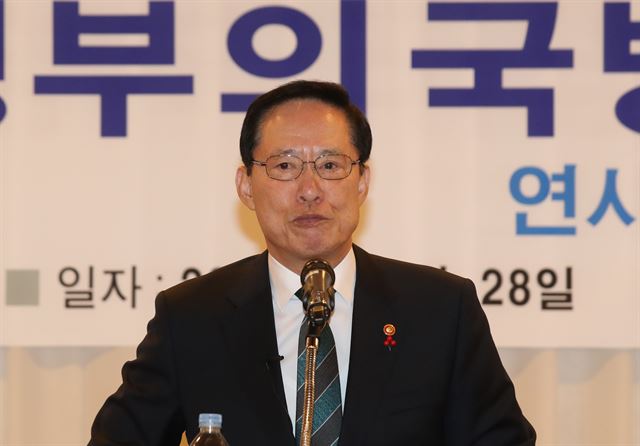 송영무 국방부 장관이 28일 오전 서울 용산구 전쟁기념관에서 새정부의 국방개혁 방향과 과제에 대한 강연을 하고 있다. 연합뉴스