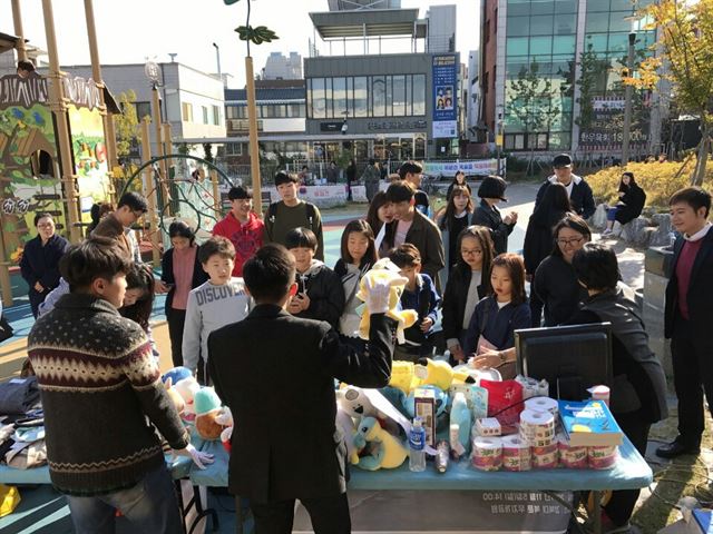 반디협동조합은 축제, 장터 등 다채로운 지역밀착형 프로그램을 운영 중이다. 지난 11일에는 대구 산격동 경북대 북문 무지개공원에서 청년과 주민, 사회적경제조직들이 함께 만들어가는 장터인 ‘경대북문 무지겟(get)장’을 열었다. 반디협동조합 제공