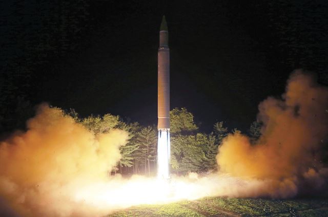 지난 7월 28일 발사되고 있는 북한의 대륙간탄도미사일(ICBM)급 화성-14형 모습. 연합뉴스