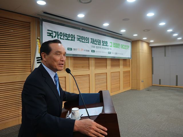 국회 국방위원회 김중로 국민의당 의원이 29일 국회의원회관에서 열린 ‘군 접경지역 무단점유지를 가다’란 주제로 정책토론회에서 발언하고 있다. 김중로 의원실 제공