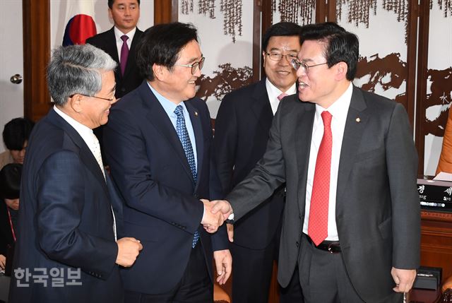 우원식 더불어민주당 원내대표와 정우택 자유한국당 원내대표가 29일 오전 국회의장실에서 내년도 예산안 처리 문제를 협의를 위해 국회의장 및 3당 원내대표 정책위의장 협의에서 만나 인사하고 있다.오대근기자 inliner@hankookilbo.com