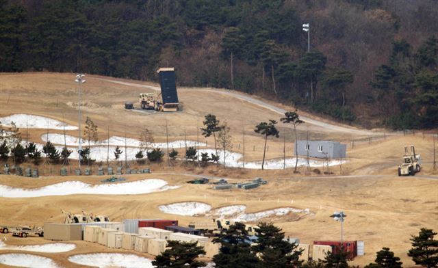 북한이 새로운 대륙간 탄도미사일(ICBM)인 '화성-15형' 미사일 발사에 성공했다고 발표한 29일 오후 경북 성주군 사드(THAAD·고고도미사일방어체계) 기지에서 발사대가 하늘을 향하고 있다. 연합뉴스