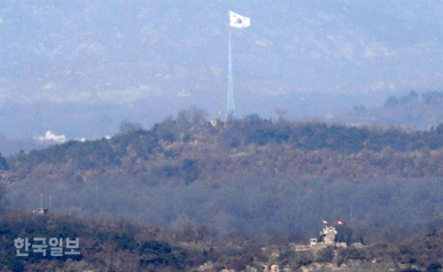 북한이 대륙간탄도미사일(ICBM)로 추정되는 장거리 탄도미사일을 발사한 29일 경기 파주시 접경지역에서 북한군 초소에 게양된 인공기와 멀리 게양된 태극기가 나란히 보이고 있다. 서재훈기자