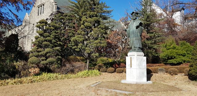 30일 서울 이화여대 본관 김활란 동상 앞이 친일행적 알림팻말 철거로 인해 공터로 남아 있다. 신은별 기자