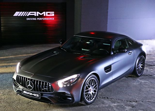 2018년형 메르세데스 AMG GT는 파나메리카 그릴로 앞모습을 바꿔 등장했다