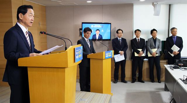 김상곤 사회부총리 겸 교육부 장관이 30일 오전 서울 종로구 정부서울청사에서 대학 기본역량 진단 및 재정지원사업 개편 시안을 발표하고 있다. 연합뉴스