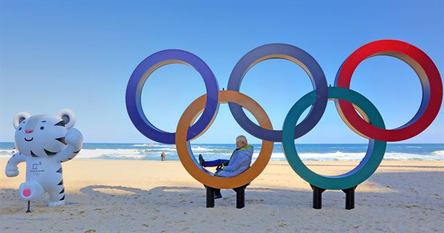 지난달 30일 강원 강릉시 경포해수욕장에 설치된 오륜마크 앞에서 한 외국인이 포즈를 취하고 있다. 연합뉴스.