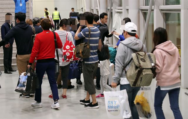 인도네시아 발리섬 아궁화산의 분화로 발이 묶였던 여행객들이 대한항공 특별기편으로 발리 공항에서 출발해 30일 밤 인천공항에 도착했다. 연합뉴스