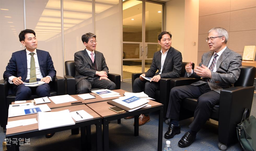 김수호(왼쪽부터) 맥킨지한국사무소 파트너, 신현한 연세대 교수, 이윤희 모비두 대표, 이장균 현대경제연구원 수석연구위원이 14일 서울 중구 대한상의회관 의원회의실에서 ‘혁신의 각축장, 한국 산업의 미래는?’이란 주제로 이야기를 나누고 있다. 신상순 선임기자