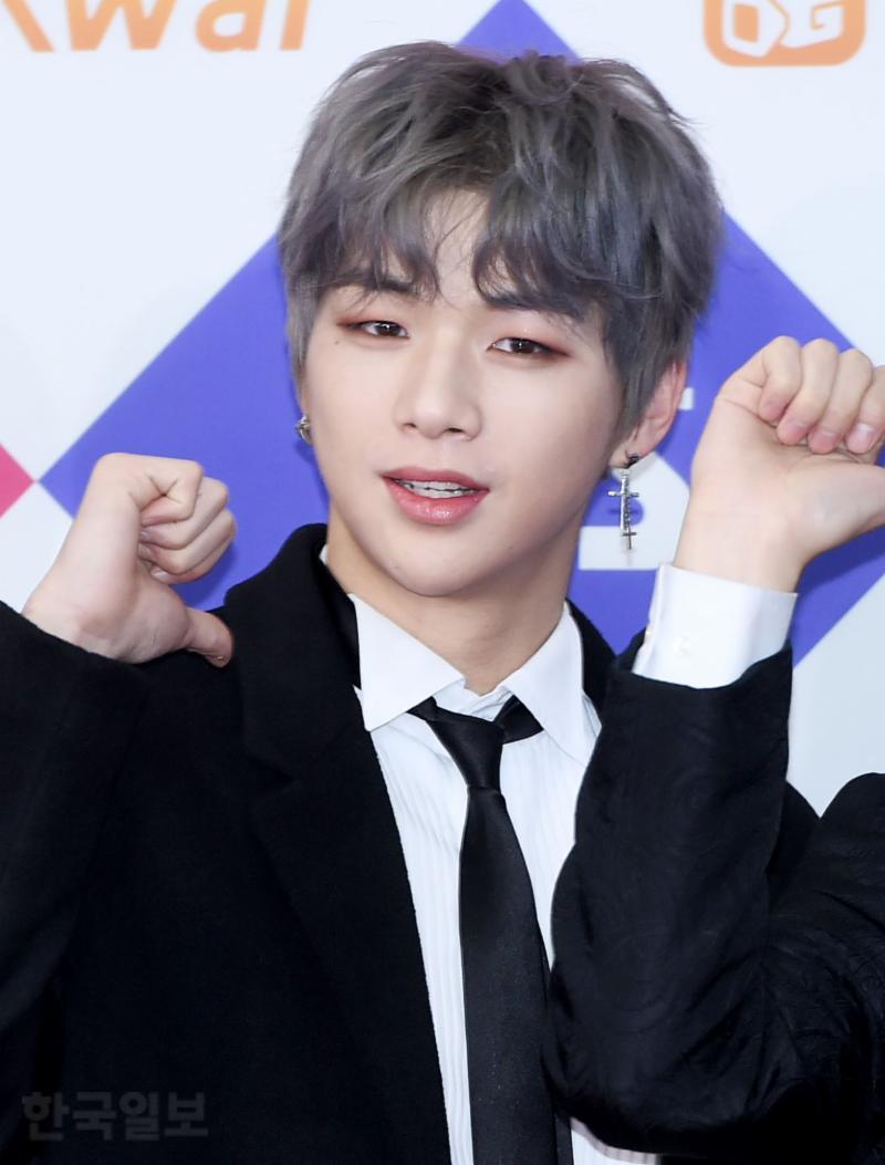 워너원 강다니엘이 25일 오후 서울 구로구 고척스카이돔에서 열린 ‘2017 SBS 가요대전’ 레드카펫 행사에 참석해 포토타임을 갖고 있다.