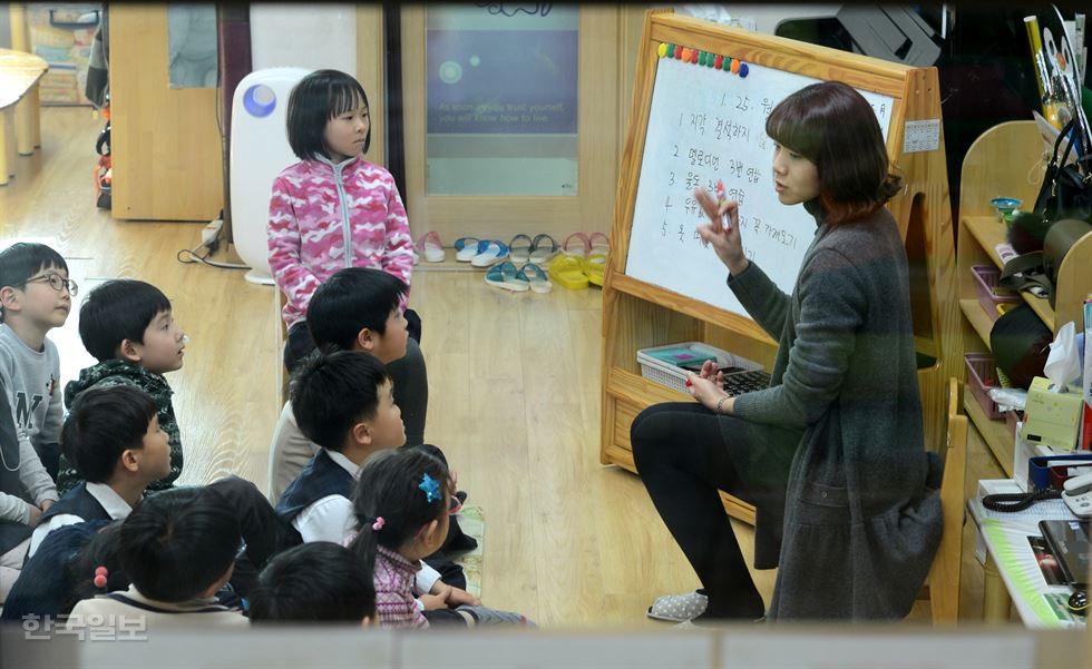 서울 동작구 한 어린이집에서 보육교사가 수업을 진행하는 모습. 사진은 기사 내용과는 관계 없음. 홍인기 기자