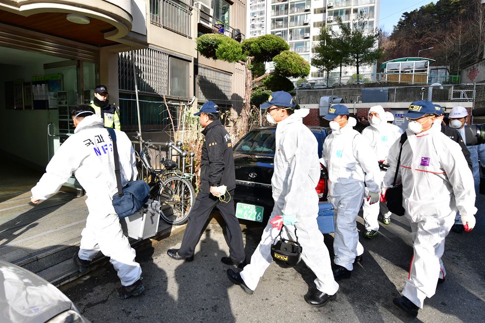 31일 오전 광주 북구 두암동 한 아파트에서 불이 나 4살·2살 남아와 15개월 여아 아이 3명이 숨졌다. 국립과학수사대가 화재원인을 파악하기 위해 현장에 들어가고 있다. 연합뉴스