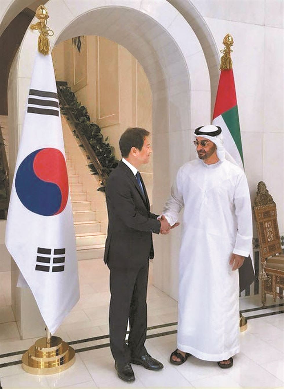 아랍에미리트(UAE)와 레바논에 문재인 대통령의 특사로 파견된 임종석 대통령 비서실장이 지난달 10일 모하메드 UAE 왕세제와 만나 악수하고 있다. 청와대 제공=연합뉴스