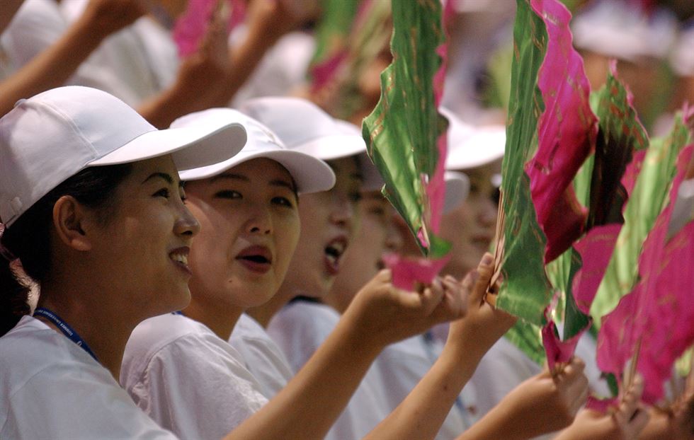 색 반원형 응원도구22일 김천종합운동장에서 열린 여자축구 독일과의 경기응원을 나온 북한 응원단이 반원형 3색 응원도구를 펼쳐 눈길을 끌고 있다.한국일보 자료사진