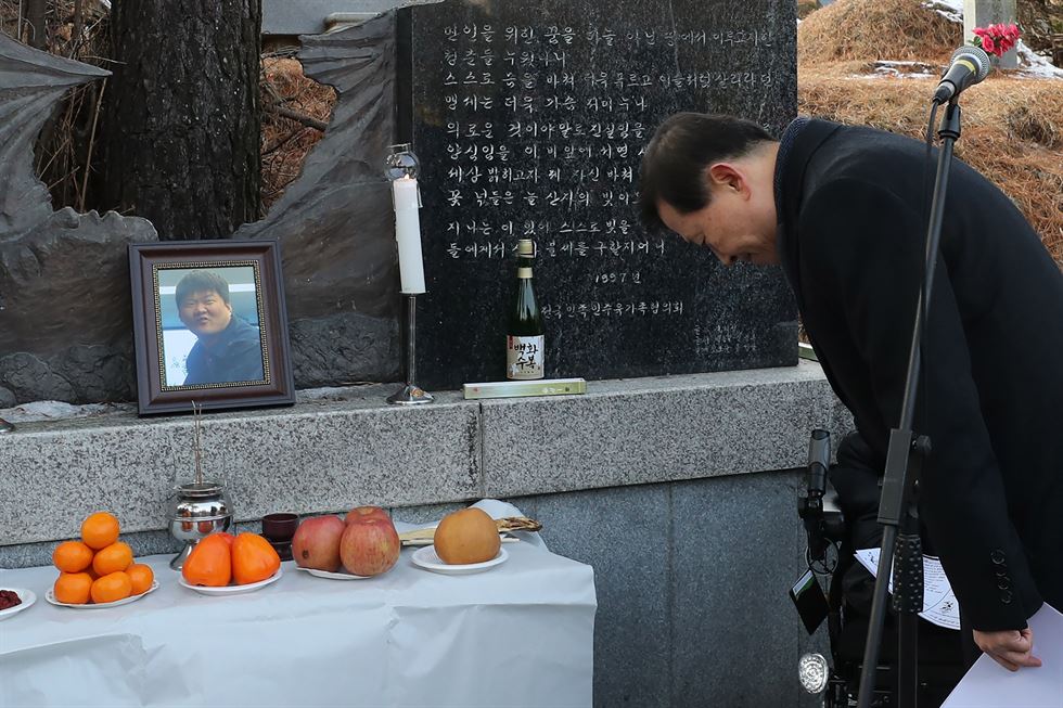 이성호 국가인권위원장(왼쪽)이 2일 경기도 남양주 모란공원에서 열린 고(故) 우동민 열사 7주기 추모행사에서 유족 권순자 씨와 묘소에 헌화하고 있다. 국가인권위원회는 2010년 장애인단체의 인권위 점거농성에 참여하다 숨진 우 씨에 대한 인권침해 사실을 인정하고 공식 사과했다. 점거농성 당시 인권위는 전기 공급과 난방·엘리베이터 등을 가동을 하지 않아 장애인활동가들에 대해 인권침해 행위를 했다. . 남양주=연합뉴스