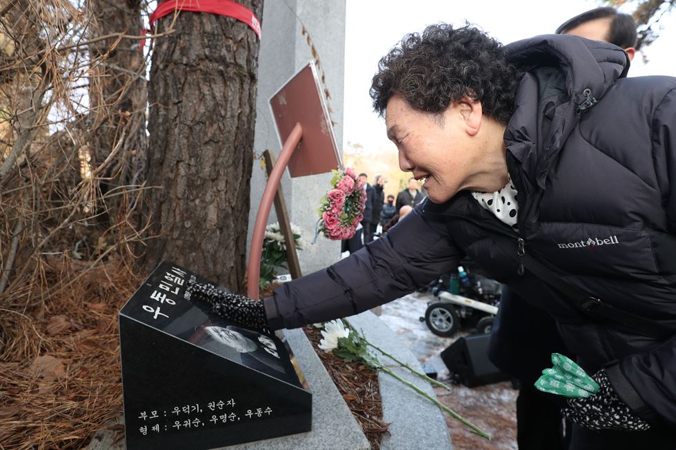 2일 경기도 남양주 모란공원에서 열린 고(故) 우동민 열사 7주기 추모행사에서 유족 권순자 씨가 오열하고 있다. 이날 국가인권위원회는 2010년 장애인단체의 인권위 점거농성에 참여하다 숨진 우 씨에 대한 인권침해 사실을 인정하고 이성호 인권위장이 공식 사과했다. 점거농성 당시 인권위는 전기 공급과 난방·엘리베이터 등을 가동을 하지 않아 장애인활동가들에 대해 인권침해 행위를 했다. 남양주=연합뉴스