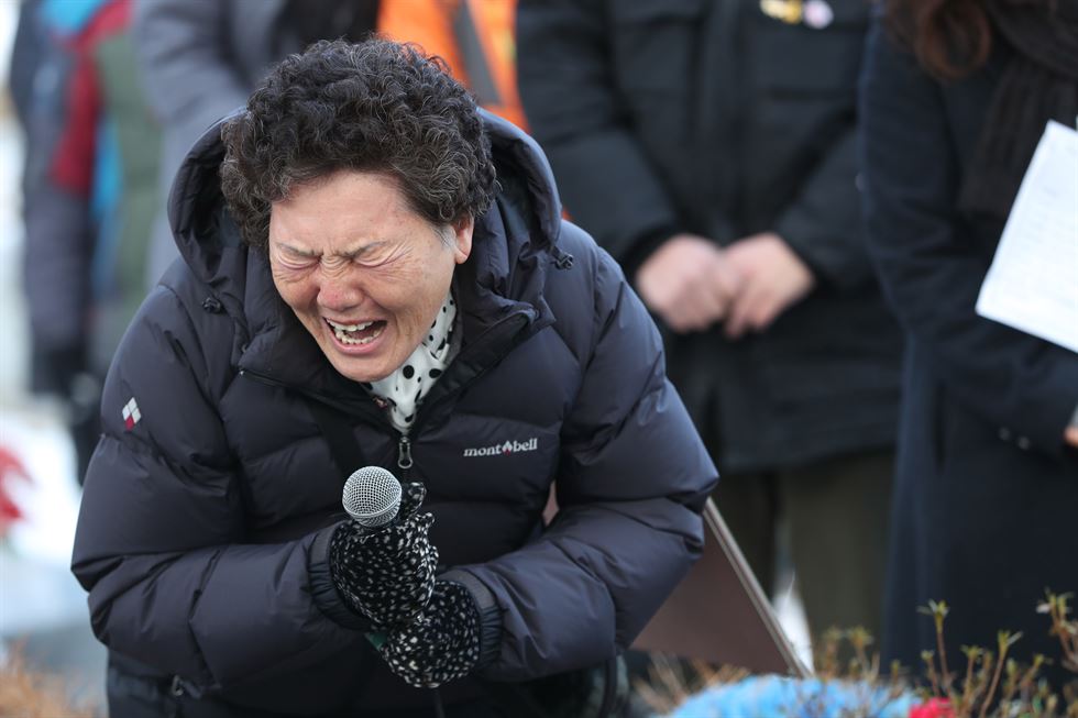 이성호 국가인권위원장(왼쪽)이 2일 경기도 남양주 모란공원에서 열린 고(故) 우동민 열사 7주기 추모행사에서 유족 권순자 씨를 향해 고개 숙이고 있다. 국가인권위원회는 2010년 장애인단체의 인권위 점거농성에 참여하다 숨진 우 씨에 대한 인권침해 사실을 인정하고 공식 사과했다. 점거농성 당시 인권위는 전기 공급과 난방·엘리베이터 등을 가동을 하지 않아 장애인활동가들에 대해 인권침해 행위를 했다. 남양주=연합뉴스