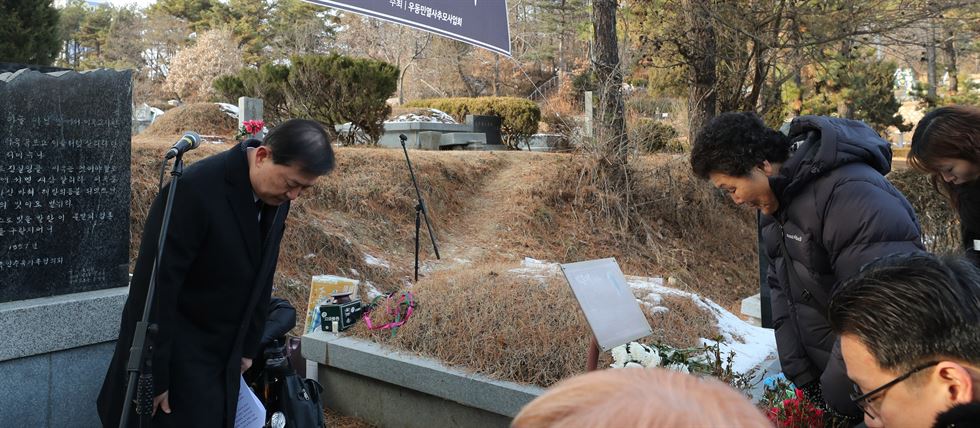 이성호 국가인권위원장이 2일 경기도 남양주 모란공원에서 열린 고(故) 우동민 열사 7주기 추모행사에서 고개 숙이고 있다. 국가인권위원회는 2010년 장애인단체의 인권위 점거농성에 참여하다 숨진 우 씨에 대한 인권침해 사실을 인정하고 공식 사과했다. 점거농성 당시 인권위는 전기 공급과 난방·엘리베이터 등을 가동을 하지 않아 장애인활동가들에 대해 인권침해 행위를 했다. 남양주=연합뉴스