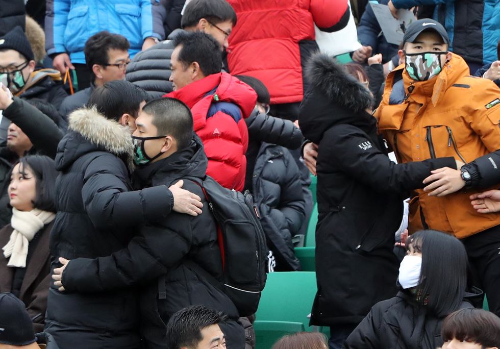 2일 오후 충남 논산 육군훈련소에서 열린 2018년 첫 입영행사에서 입영장병들이 거수경례하고 있다. 논산=연합뉴스