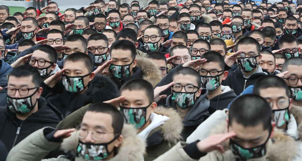 2일 오후 충남 논산 육군훈련소에서 열린 2018년 첫 입영행사에서 입영장병이 하트를 보내고 있다. 논산=연합뉴스