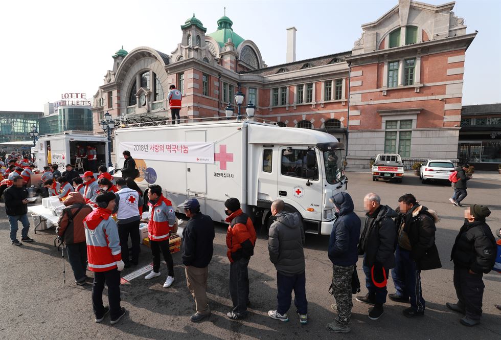 2일 오전 서울 중구 농협중앙회에서 김병원 농협중앙회장 및 임직원들이 새해 첫 출근하는 직원들에게 꽃을 나눠주고 있다. 연합뉴스