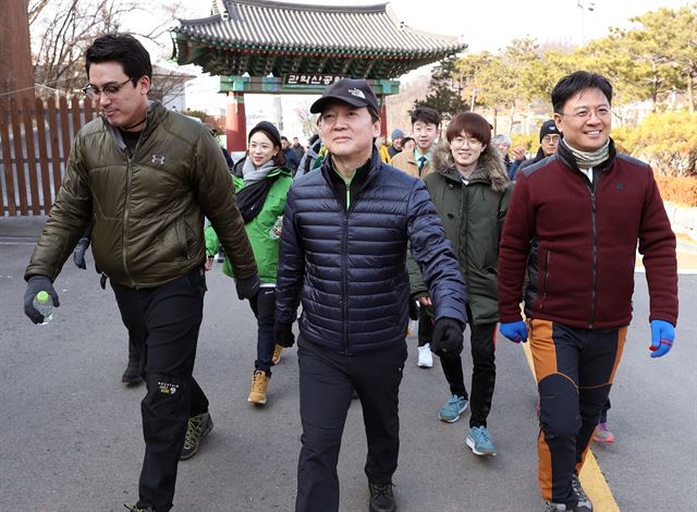 안철수 국민의당 대표가 무술년 첫날인 1일 서울 관악산에서 청년들과 새해 맞이 산행에 나서고 있다. 이날 당의 호남 의원들은 이희호 여사를 단체로 예방했다. 연합뉴스