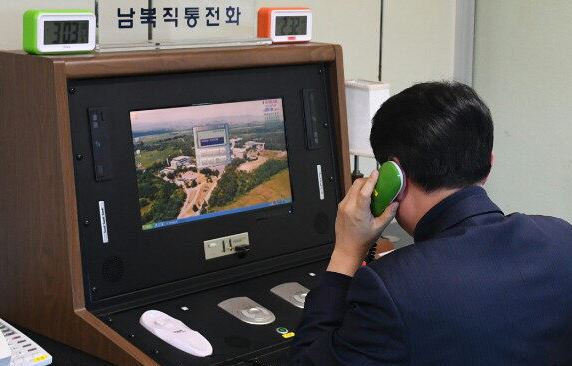 개성공단 가동 중단 이후 완전히 끊겼던 남북 연락채널이 1년11개월만에 복구된 3일 오후 경기 파주시 판문점 공동경비구역(JSA) 내 연락사무소 '남북직통전화'를 통해 우리측 연락관이 북측과 통화하고 있다. 통일부 제공