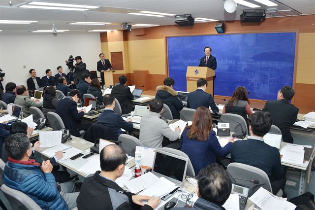 4일 부산 기장해수담수화시설의 가동중단에 대해 입장을 밝히는 서병수 부산시장.