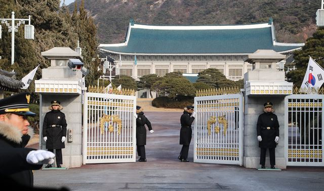 무술년 새해를 맞는 2일 청와대 정문이 열리고 있다. 연합뉴스