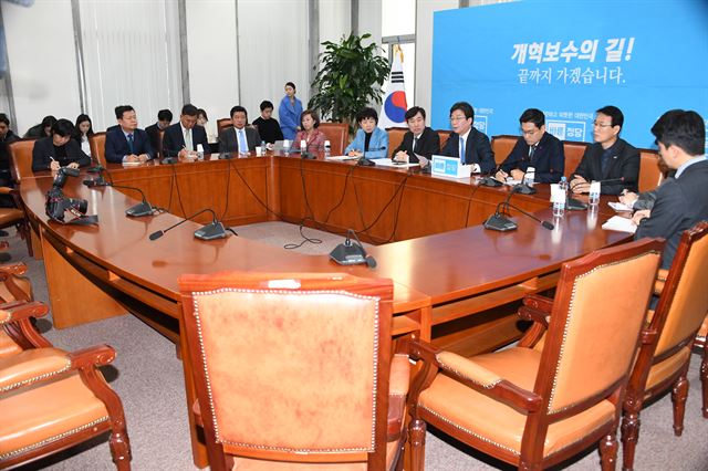 [저작권 한국일보]바른정당 유승민 대표가 4일 국회에서 열린 최고위원·국회의원 연석회의에서 발언하는 동안 상당수 참석자의 자리가 비어 있다.오대근기자 inliner@hankookilbo.com /2018-01-04(한국일보)