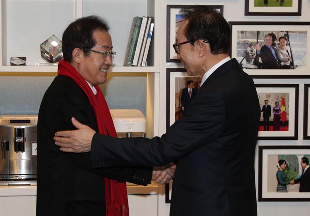 홍준표 자유한국당 대표가 3일 오후 서울 강남구 대치동 이명박 전 대통령 사무실을 방문해 악수를 하고 있다. 서재훈기자