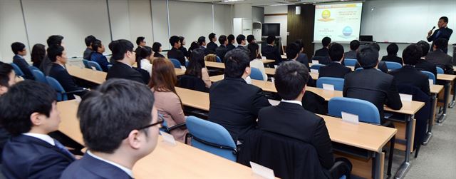 보험영업 교육을 받고 있는 설계사들. 사진=한국일보DB