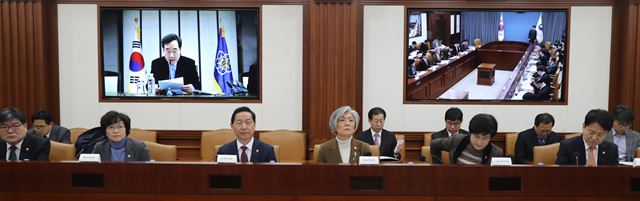 김상곤 사회부총리 겸 교육부 장관과 강경화 외교부 장관, 김영주 고용노동부 장관 등이 4일 정부서울청사 영상회의실에서 열린 국정현안점검조정회의에서 영상을 통해 이낙연 국무총리 발언을 듣고 있다. 연합뉴스