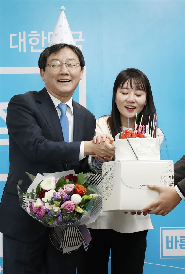 바른정당 유승민 대표가 4일 오후 서울 여의도 당사에서 열린 당대표 주재 사무처 당직자 간담회에 앞서 생일 축하를 받고 있다. 연합뉴스