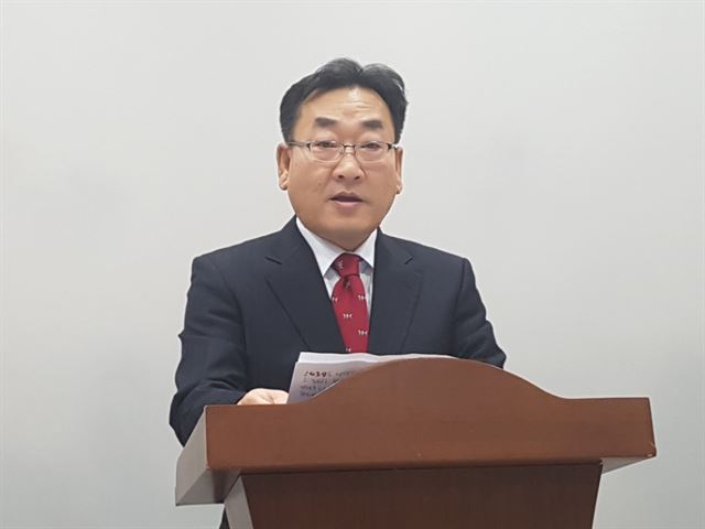 이규석 전 새누리당 충북도당 사무처장이 4일 충북도청 브리핑룸에서 기자회견을 열어 흥덕 당협위원장 도전 의사를 밝히고 있다. 한덕동 기자