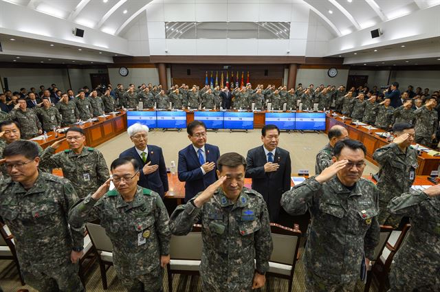 송영무 국방부 장관을 비롯한 군 주요지휘관들이 지난달 8일 서울 용산구 국방부 대회의실에서 열린 '2017년 연말 전군 주요지휘관회의'에서 국기에 대한 경례를 하고 있다. 사진공동취재단