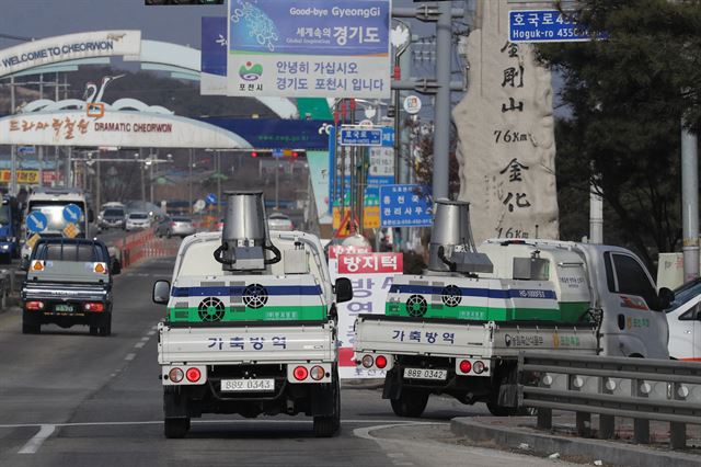 4일 경기 포천시 영북면 조류 인플루엔자(AI) 신고가 접수된 양계 농가 인근에서 방역 차량이 이동하고 있다. 연합뉴스