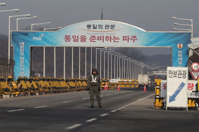 남북이 복원된 판문점 연락 채널을 통해 남측이 제안한 고위급회담 관련 사항을 논의할 것으로 알려진 4일 경기도 파주시 통일대교에서 판문점으로 향하는 길이 시원하게 뚫려 있다. 연합뉴스