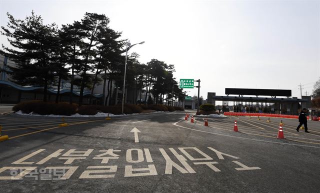 평양 가는길남북이 복원된 판문점 연락 채널을 통해 남측이 제안한 고위급회담 관련 사항을 논의할 것으로 알려진 4일 경기도 파주시 남북출입사무소 인근에서 평양으로 향하는 길이 보이고 있다. 서재훈 기자 spring@hankookilbo.com