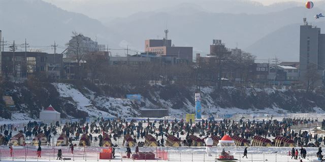 5일 강원 홍천군 홍천강변에서 열린 제6회 홍천강 인삼송어 축제에서 관광객들이 얼음낚시를 하고 있다.