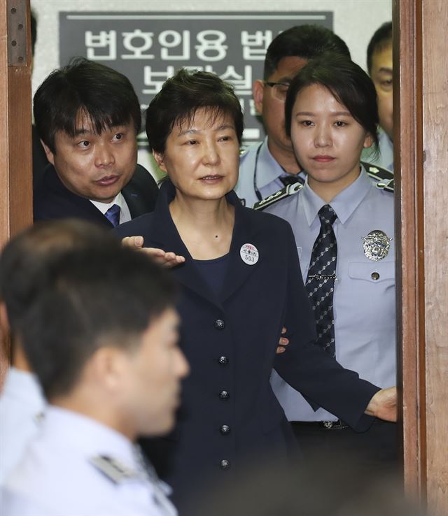 뇌물혐의 등으로 구속 기소된 박근혜 전 대통령이 지난해 5월 23일 오전 서울 서초동 서울중앙지방법원417호 형사대법정에서 열린 첫 정식재판에 출석하고 있다. 사진공동취재단